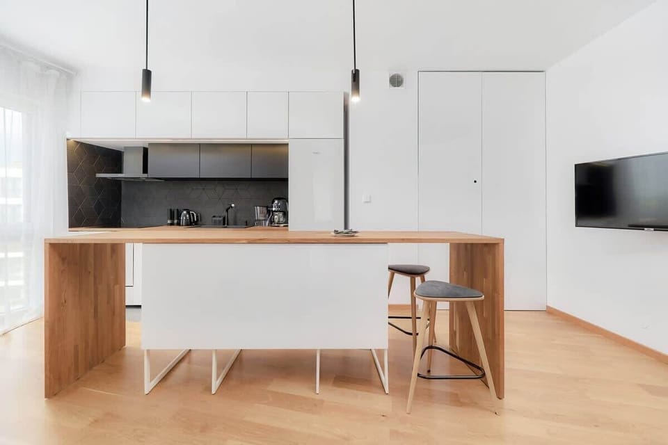 The kitchen island adds a modern touch to the room and the kitchenette guarantees a comfortable stay.