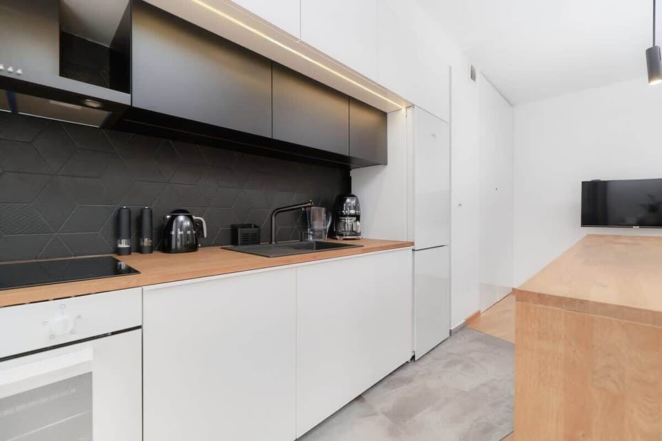 The kitchen island adds a modern touch to the room and the kitchenette guarantees a comfortable stay.