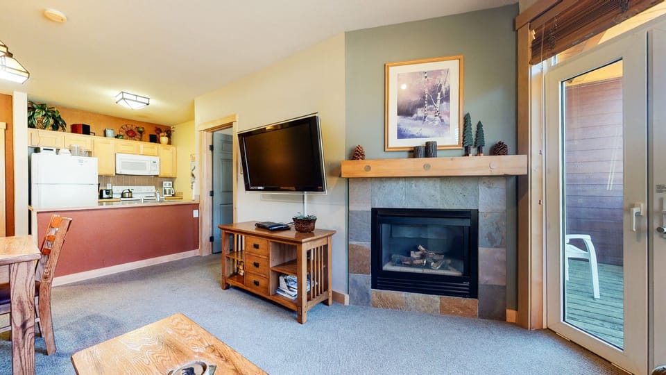 Screen, Indoors, Living Room, Room, Fireplace