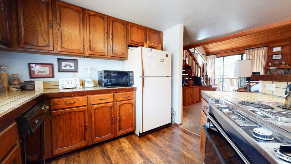 Hardwood, Flooring, Room, Indoors, Furniture