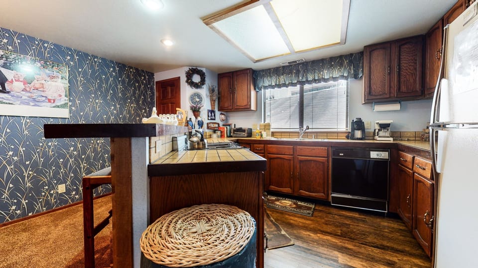 Flooring, Hardwood, Floor, Furniture, Refrigerator