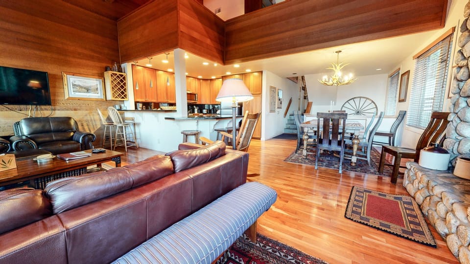 Flooring, Hardwood, Couch, Furniture, Living Room
