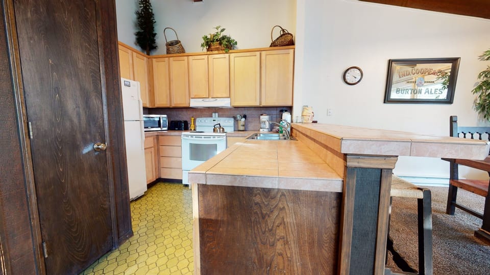 Flooring, Indoors, Room, Hardwood, Kitchen