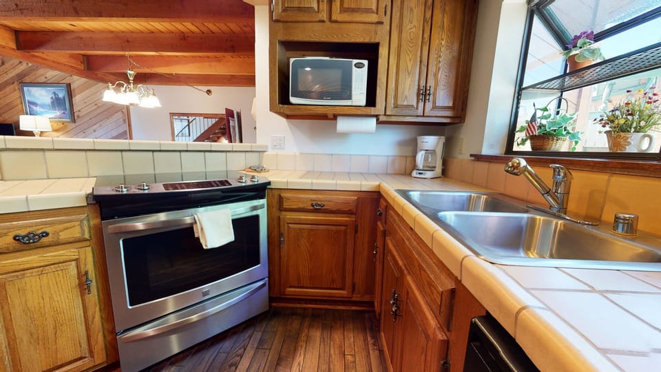 Room, Indoors, Oven, Kitchen, Microwave