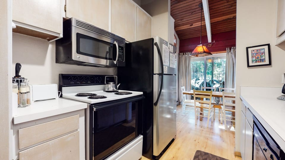 Indoors, Room, Oven, Flooring, Microwave