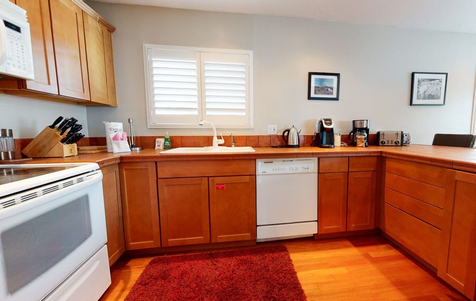 Room, Indoors, Home Decor, Kitchen, Furniture