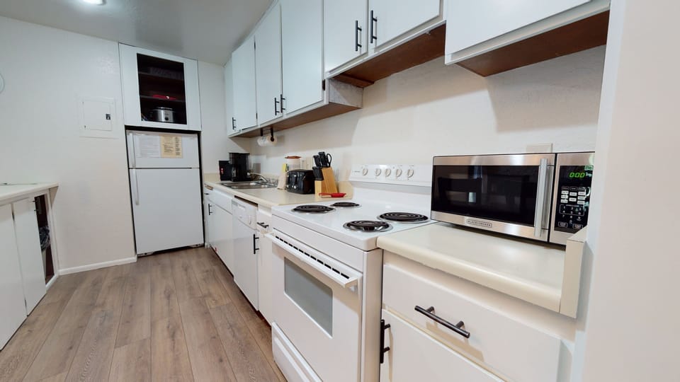 Room, Indoors, Microwave, Oven, Kitchen