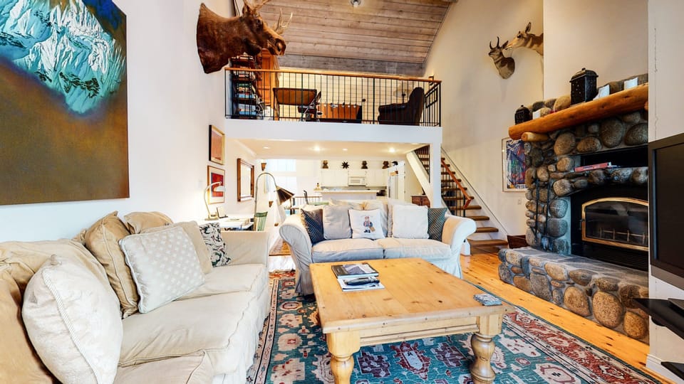 Living Room, Indoors, Room, Building, Couch
