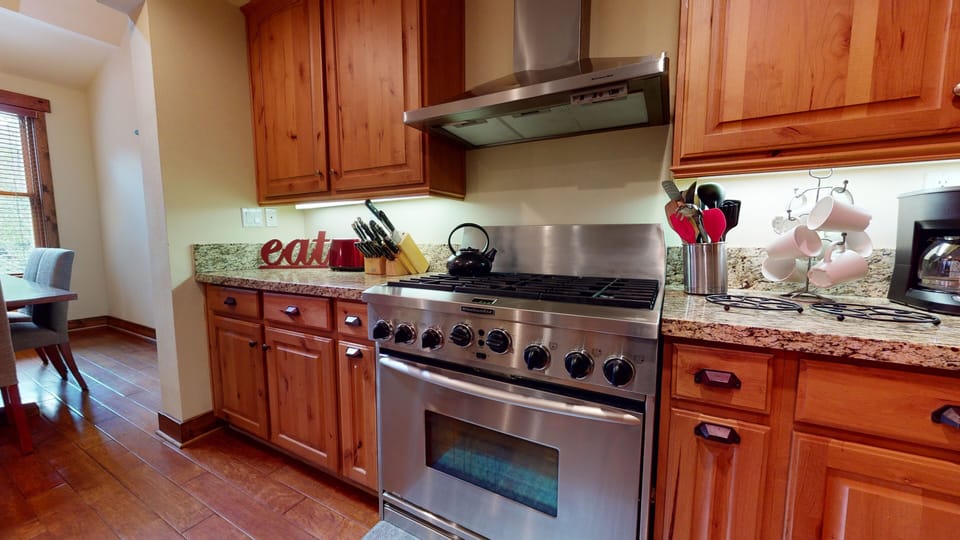 Oven, Indoors, Room, Furniture, Kitchen