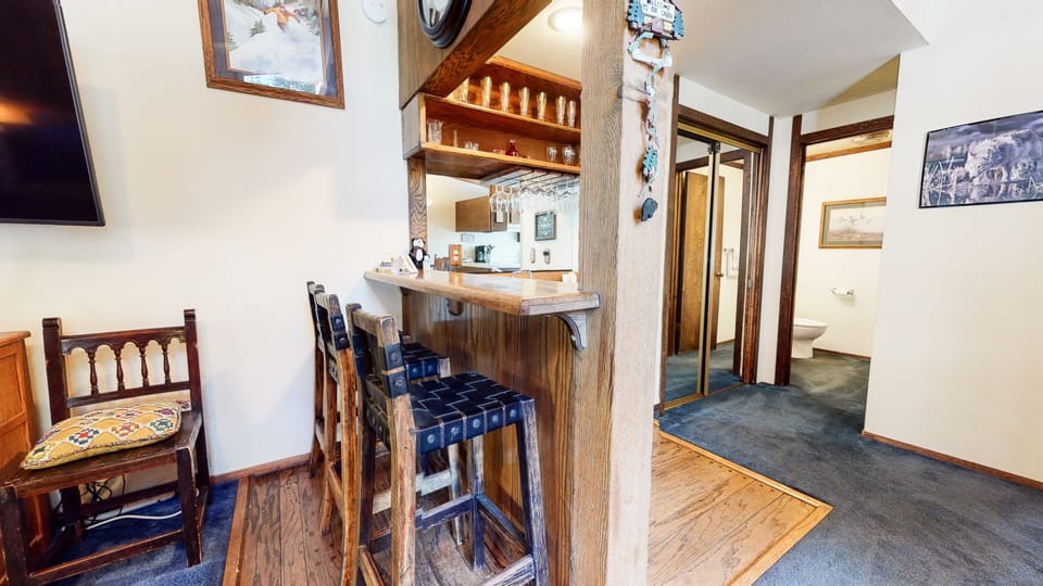 Flooring, Hardwood, Floor, Indoors, Shelf