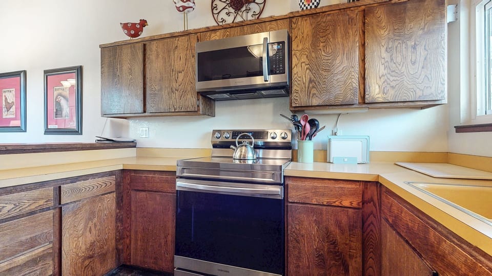 Indoors, Appliance, Microwave, Oven, Kitchen