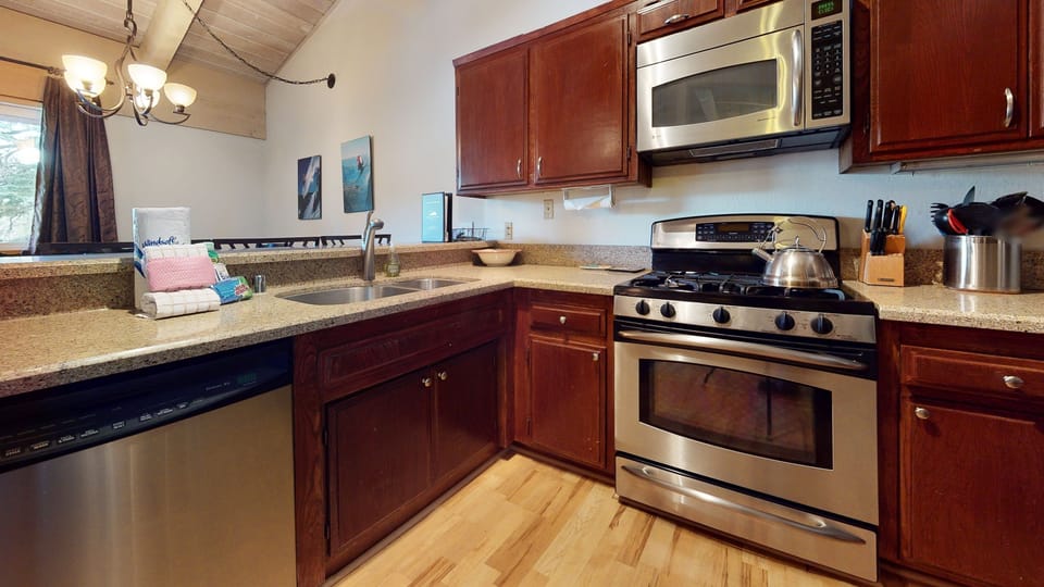 Oven, Room, Indoors, Microwave, Kitchen
