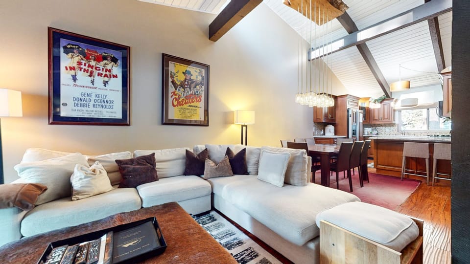 Home Decor, Furniture, Indoors, Living Room, Couch