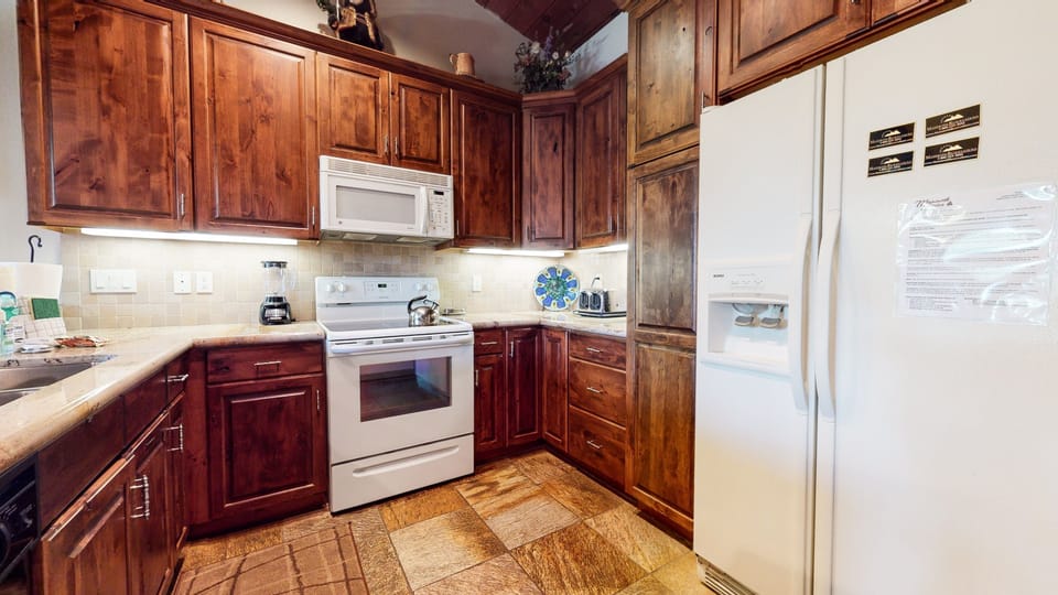 Flooring, Room, Indoors, Kitchen, Hardwood