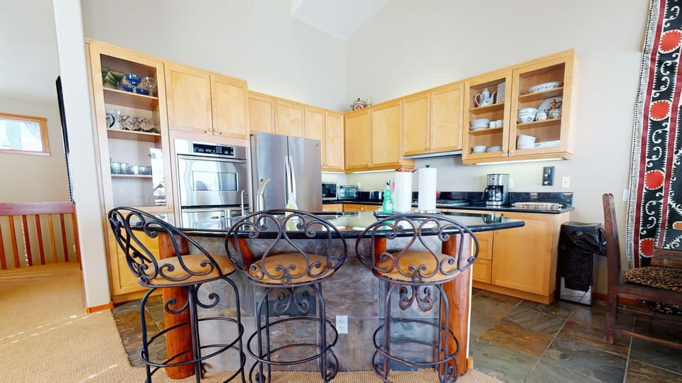 Room, Indoors, Furniture, Kitchen, Flooring