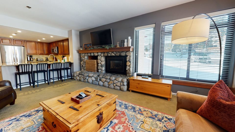 Living Room, Room, Indoors, Screen, Flooring