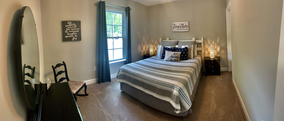 Queen size bed room upstairs 