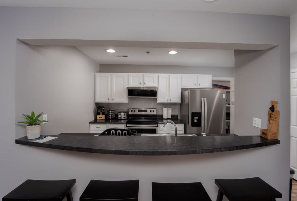 KITCHEN AND BREAKFAST BAR