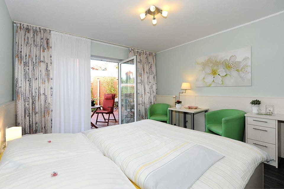 Doppelzimmer Groß mit Terrasse - Hotel Garni Haus Am Meer House in Neuharlingersiel