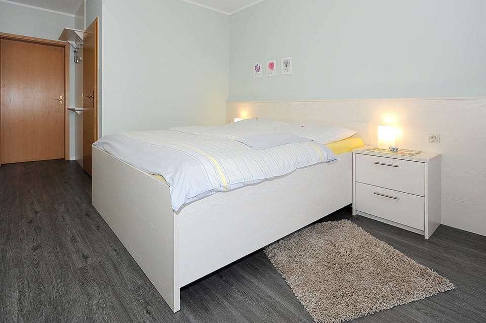 Doppelzimmer Groß mit Terrasse - Hotel Garni Haus Am Meer House in Neuharlingersiel