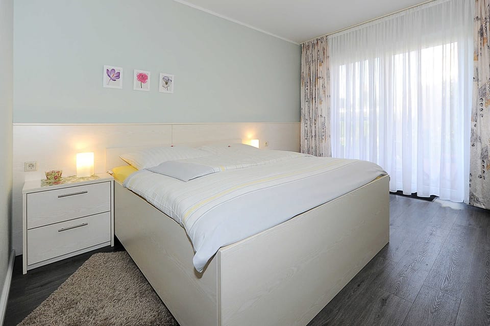 Doppelzimmer Groß mit Terrasse - Hotel Garni Haus Am Meer House in Neuharlingersiel