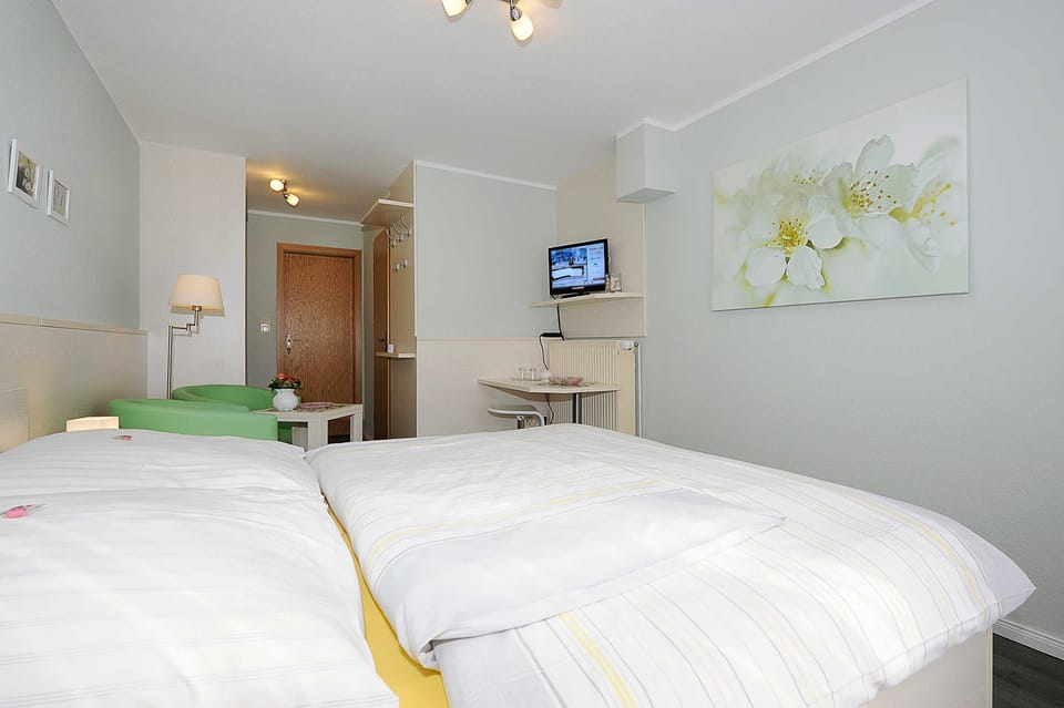 Doppelzimmer Standard mit Terrasse - Hotel Garni Haus Am Meer House in Neuharlingersiel