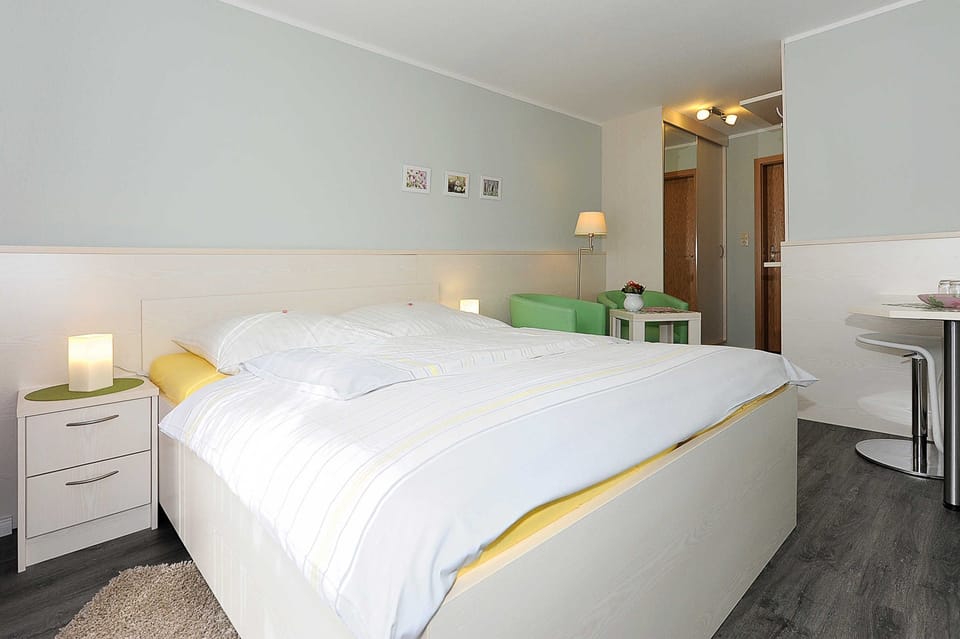 Doppelzimmer Standard mit Terrasse - Hotel Garni Haus Am Meer House in Neuharlingersiel