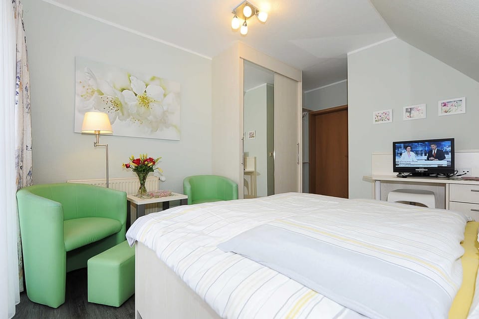 Doppelzimmer Standard mit Balkon - Hotel Garni Haus Am Meer House in Neuharlingersiel