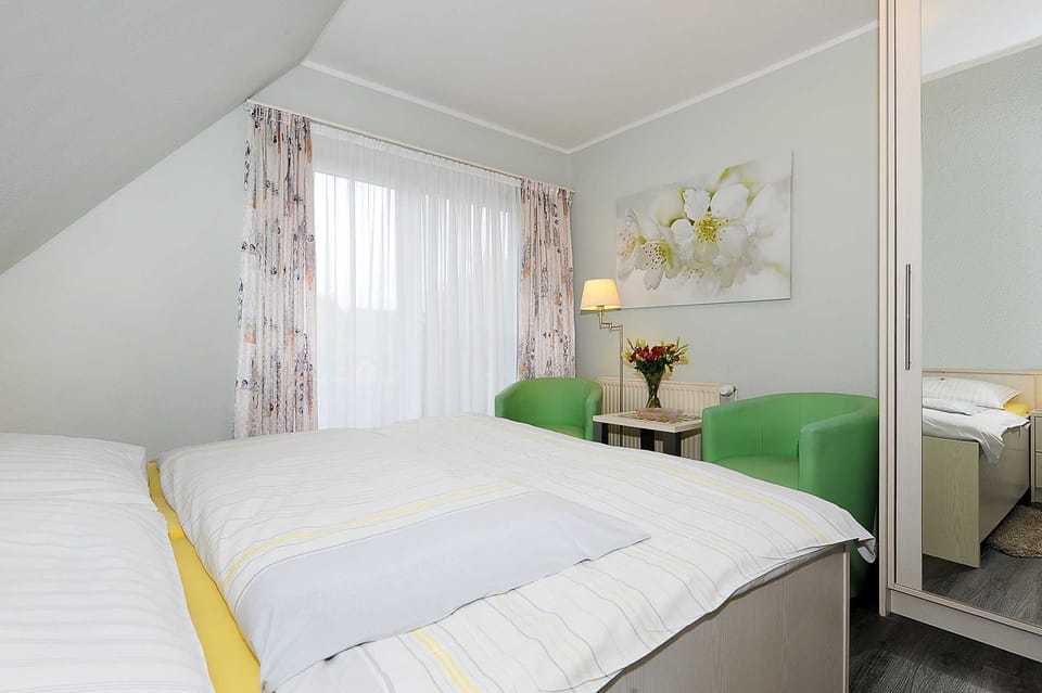 Doppelzimmer Standard mit Balkon - Hotel Garni Haus Am Meer House in Neuharlingersiel