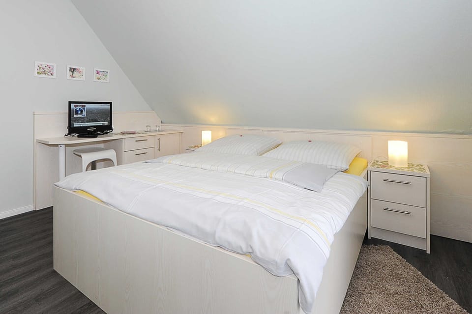Doppelzimmer Standard mit Balkon - Hotel Garni Haus Am Meer House in Neuharlingersiel