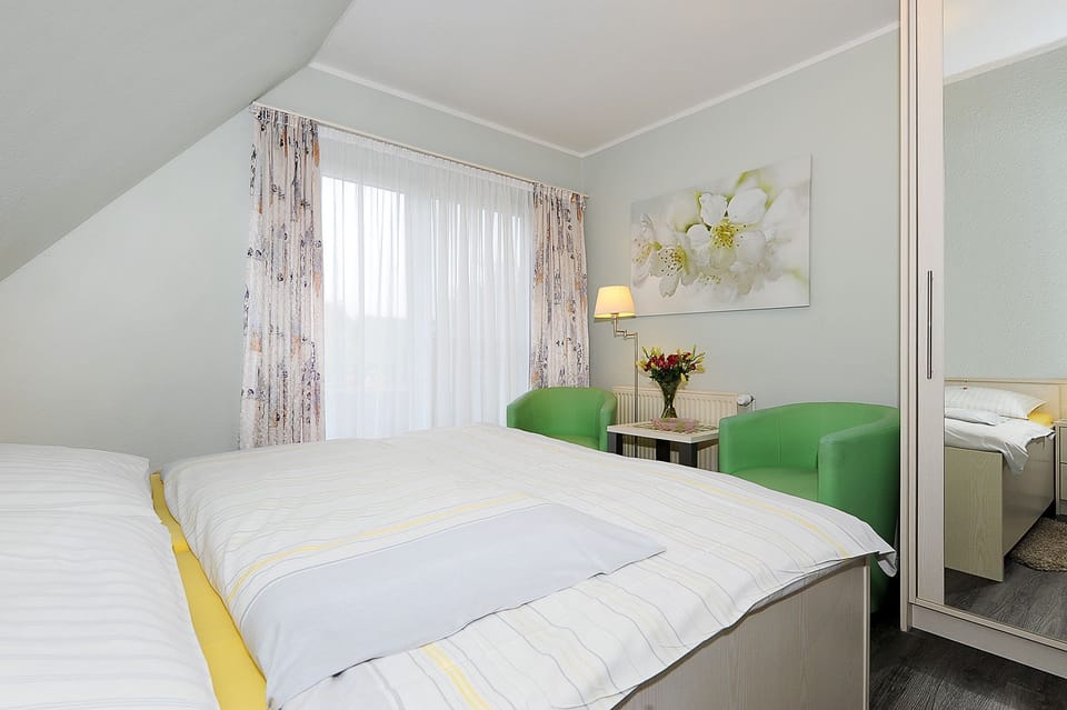 Standard double room with balcony - Hotel garni Haus Am Meer House in Neuharlingersiel
