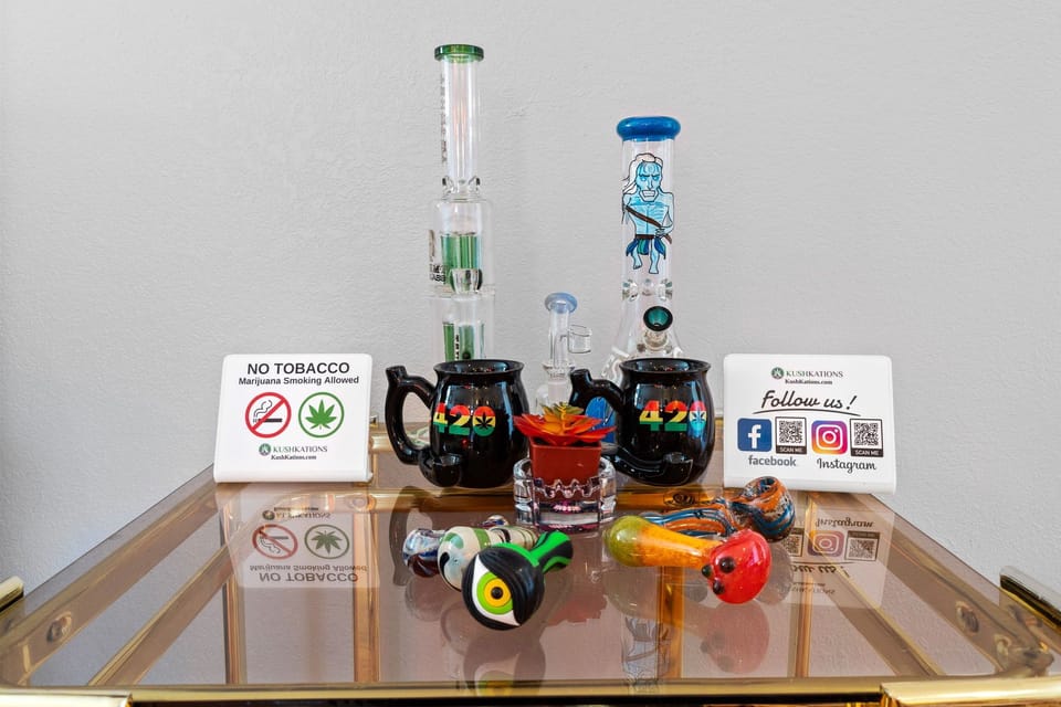 Toke in Style: Elevate Your Sessions with Trendy and Practical Accessories! 🌬️👌