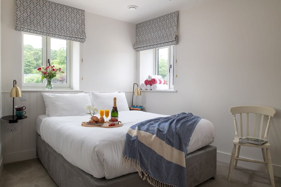 The king size bedroom at Bix Cottage, Chiltern Hills