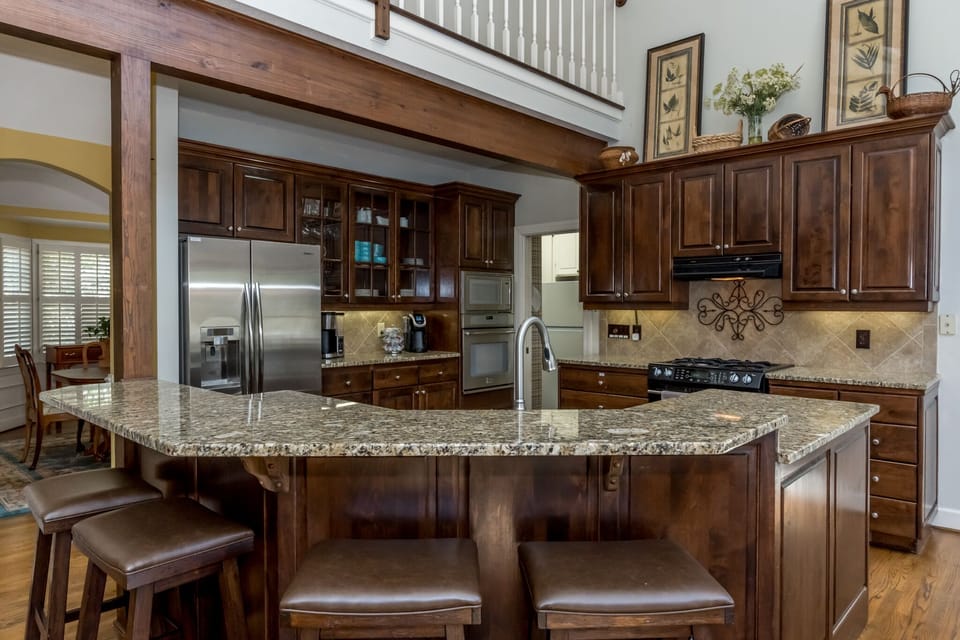 Kitchen with 2 ovens