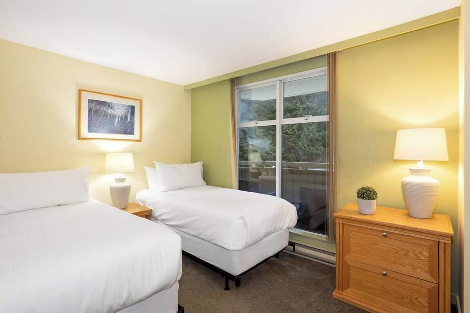 - Bedroom 2 – King Split can be arranged as two twins or a king  
- Bright room with window views and warm bedside lighting  
- Flexible layout ideal for families and groups seeking comfortable sleeping options  