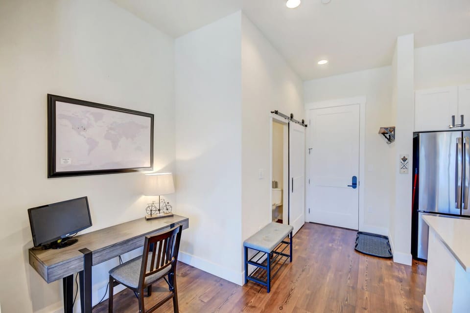 Main entry with a work station