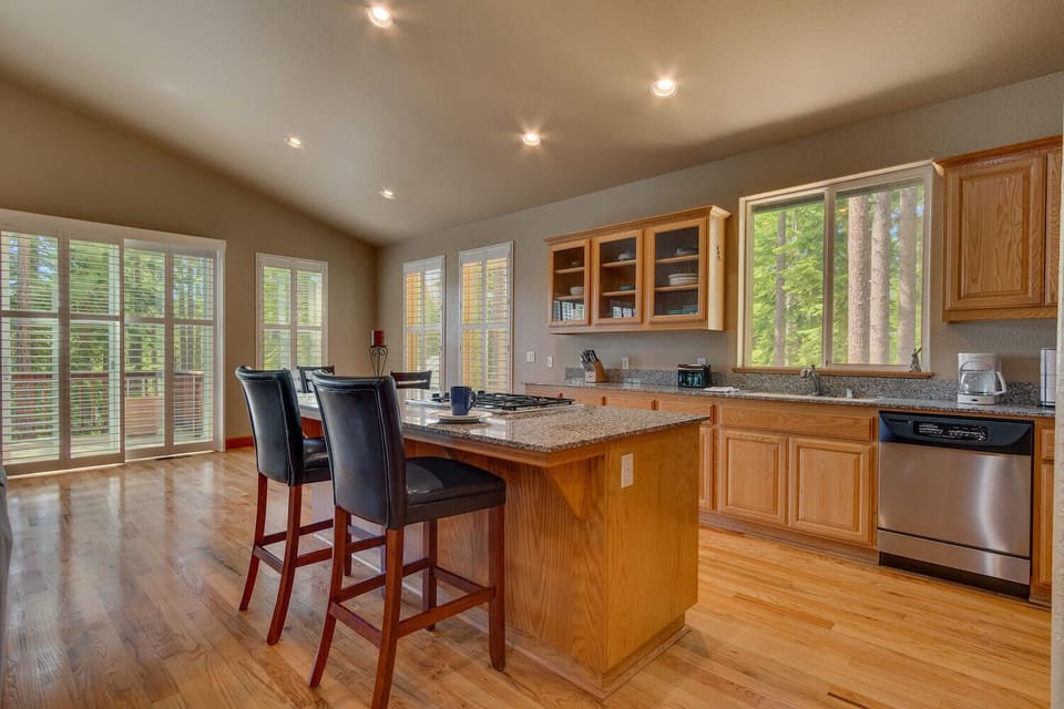 - Bright kitchen with granite countertops and island  
- Stainless steel appliances and forest view windows  
- Fully equipped space for cooking during your stay