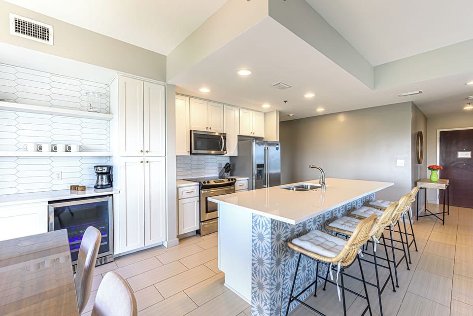 Breakfast Bar and Kitchen