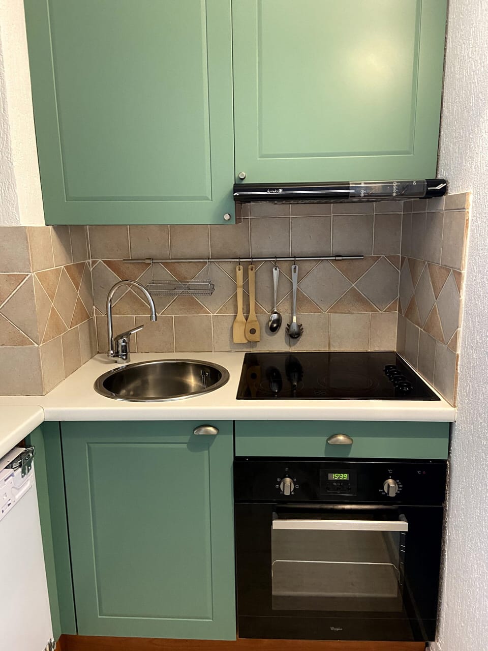 Small but fully equiped kitchinette - new Appliances