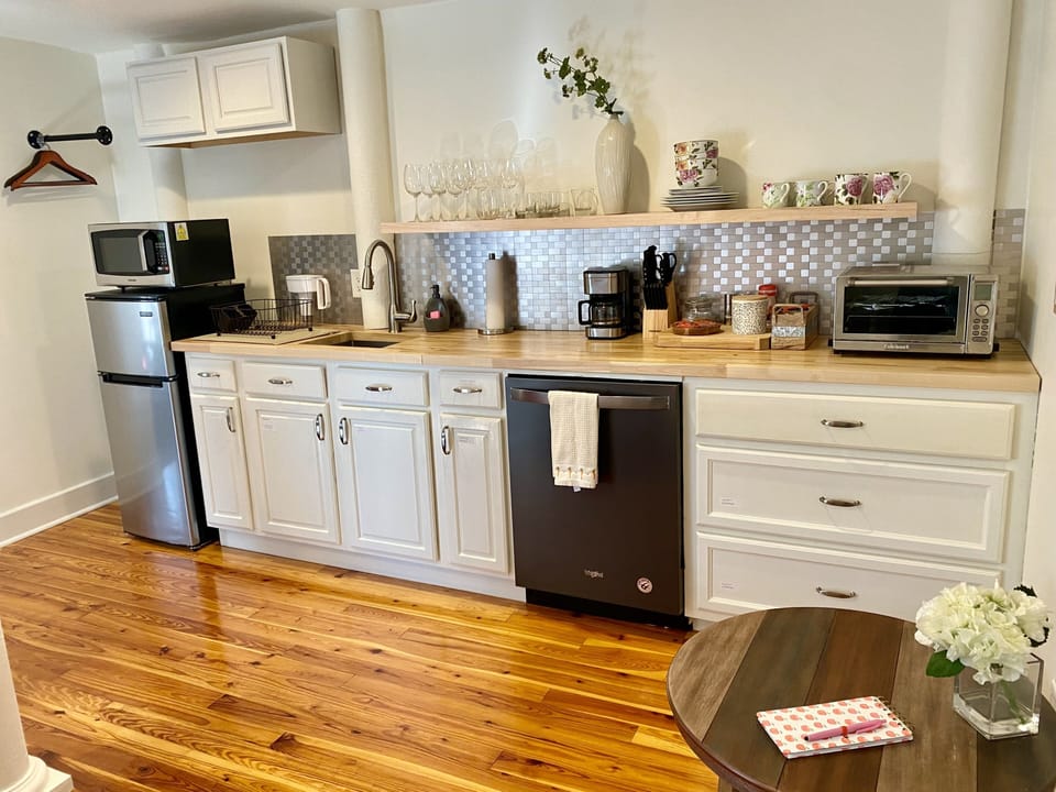 Kitchenette with dishwasher 