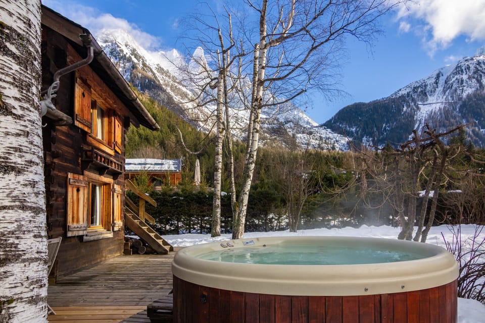 Mazot Les Tines, garden with hot tub