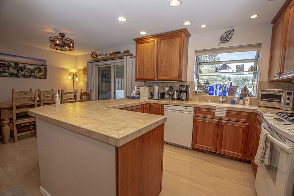 Lake Forest 114 Kitchen and Dining Area - Lake Forest 114 Kitchen and Dining Area