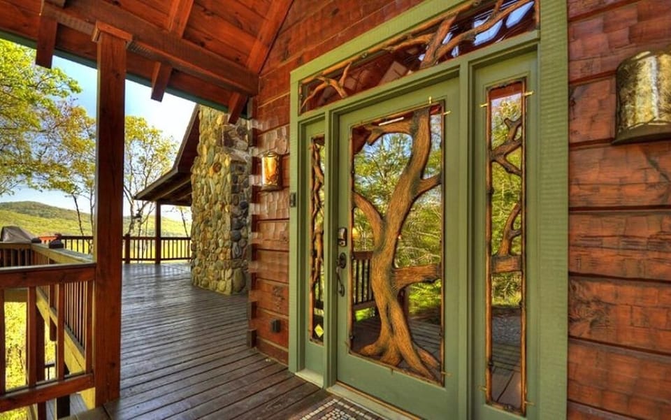 Front entrance w/ beautiful tree design