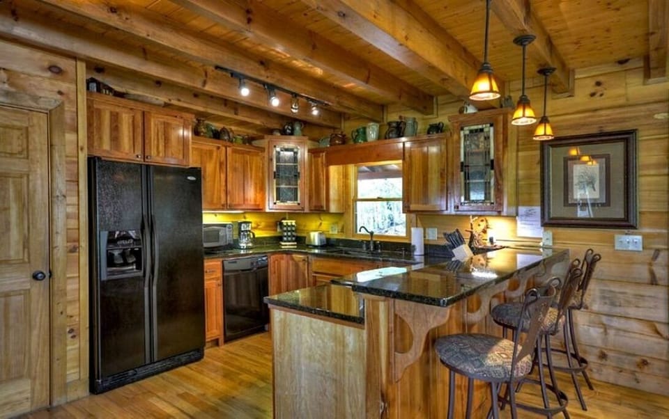 Full kitchen w/ 3 bar stools for extra seating