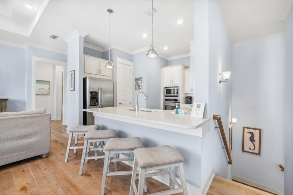 Kitchen with Breakfast Bar