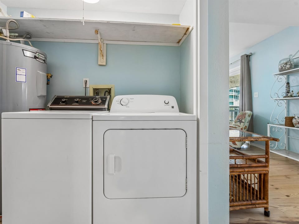 Laundry Closet - Washer and Dryer