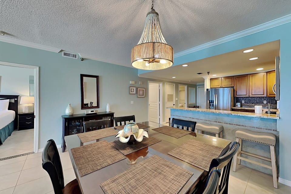Dining Area - Table and Bar Seating