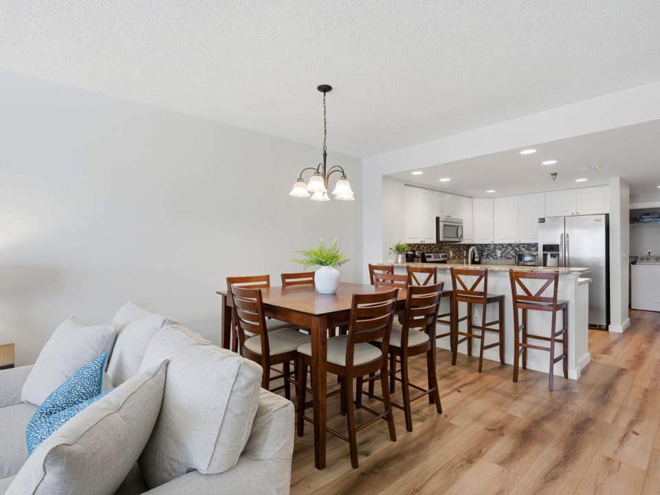 Dining Area - Table and Bar Seating