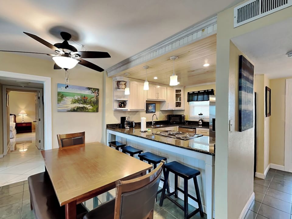 Dining Area - Table and Bar Seating