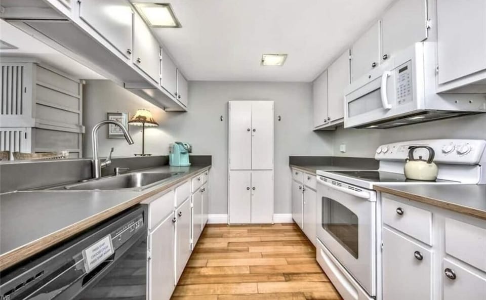 Full kitchen